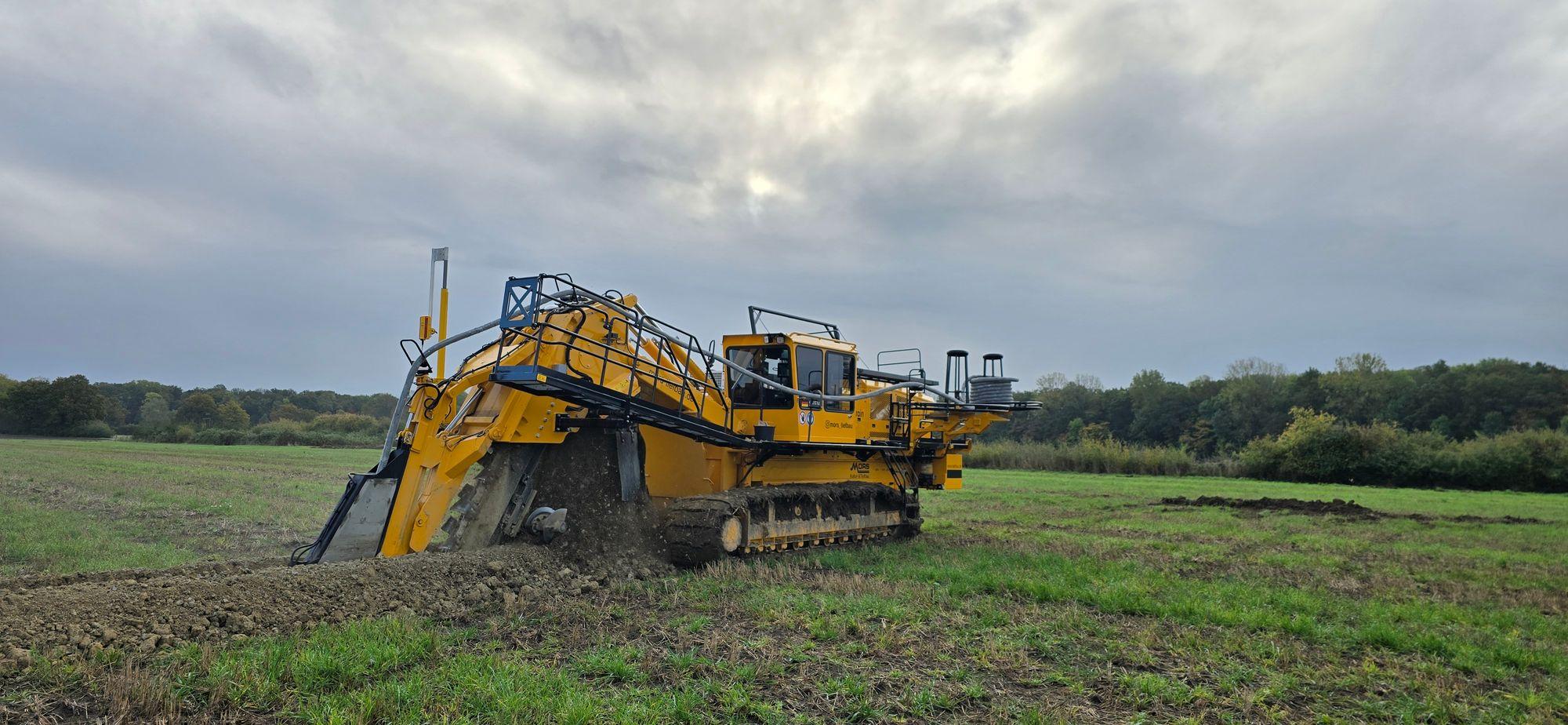 Drainagemaschine im Einsatz auf dem Feld.