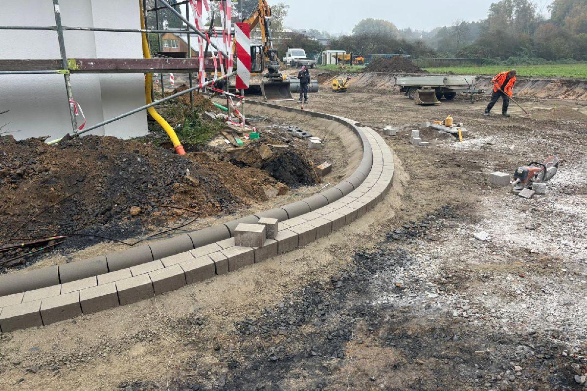 Die Rundbordsteine sind gesetzt, die Pflasterarbeiten folgen im nächsten Schritt.