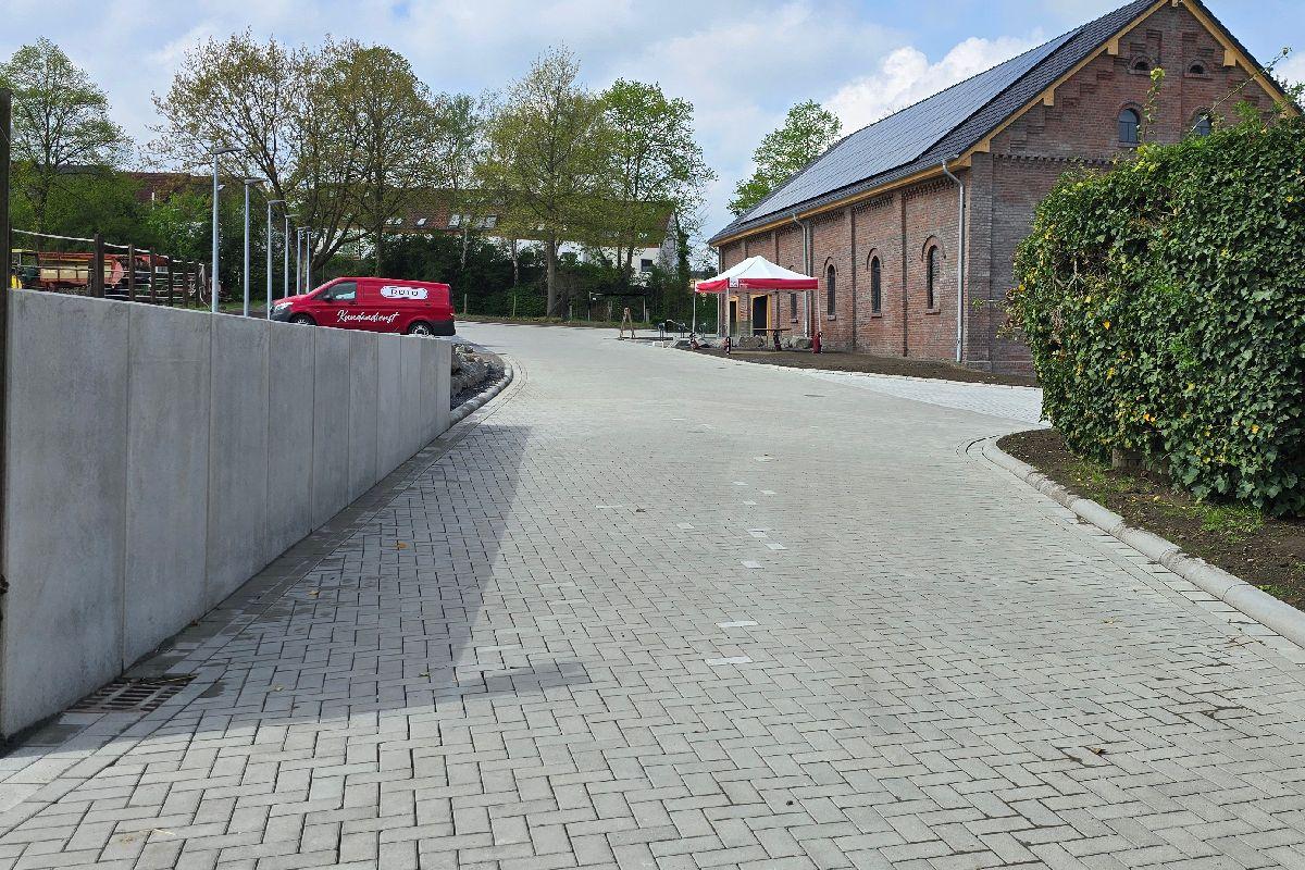 Auf diesem Bild ist der neugepflasterte Weg von unten kommend in Richtung Straße und Eingang des Hofladens zu sehen. 