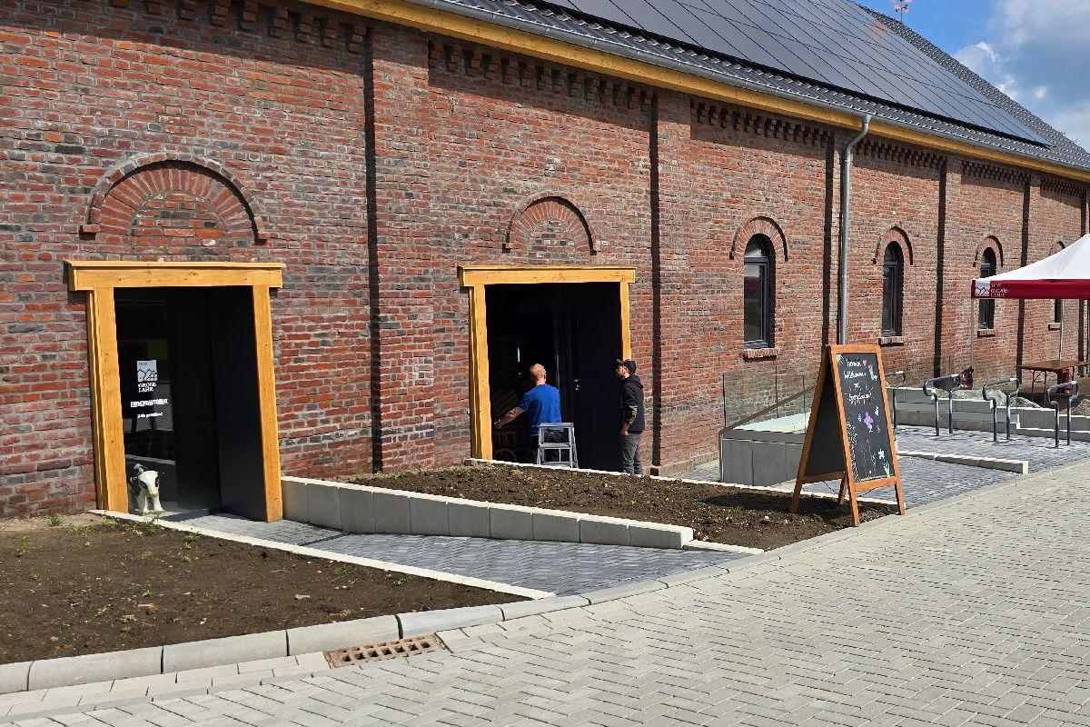 Zwei teils neue Eingänge des Hofladens stellten wir barrierefrei und ebenerdig her. Auch die Fahrradstellplätze sind hier zu sehen.