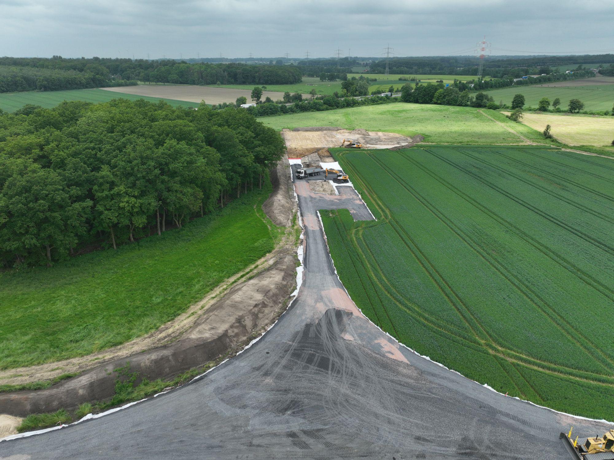 Eine andere Perspektive: Hier ist die Baustelle aus dem Blickwinkel der Zuwegung zu sehen. Hier wird zurzeit die Zuwegung für die Windkraftanlage-Nord hergestellt.