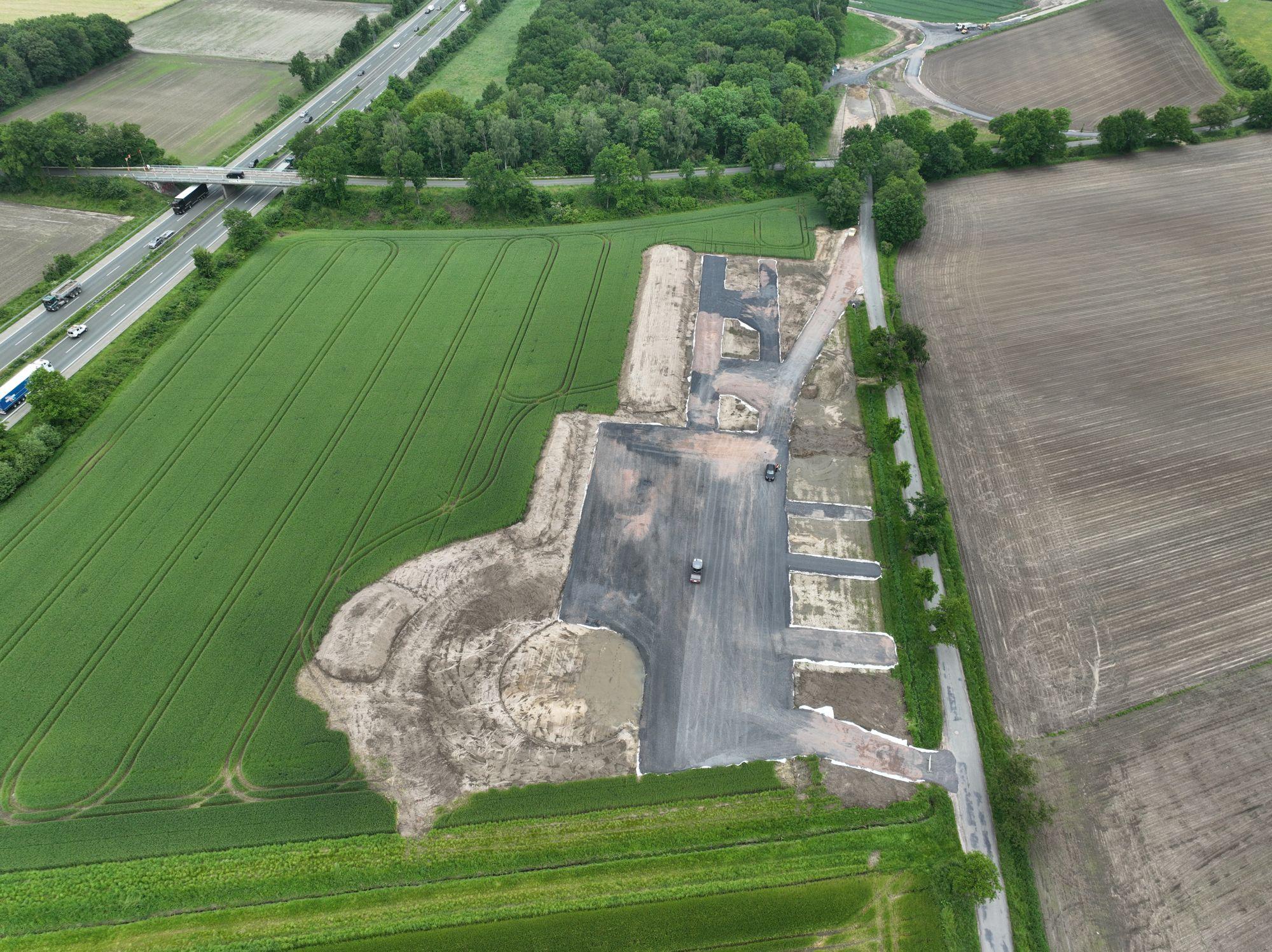 Fertiggestellte Baustelle von oben: Zu sehen ist Windradstellfläche (Süd) sowie die ausgebauten Zuwegungen.