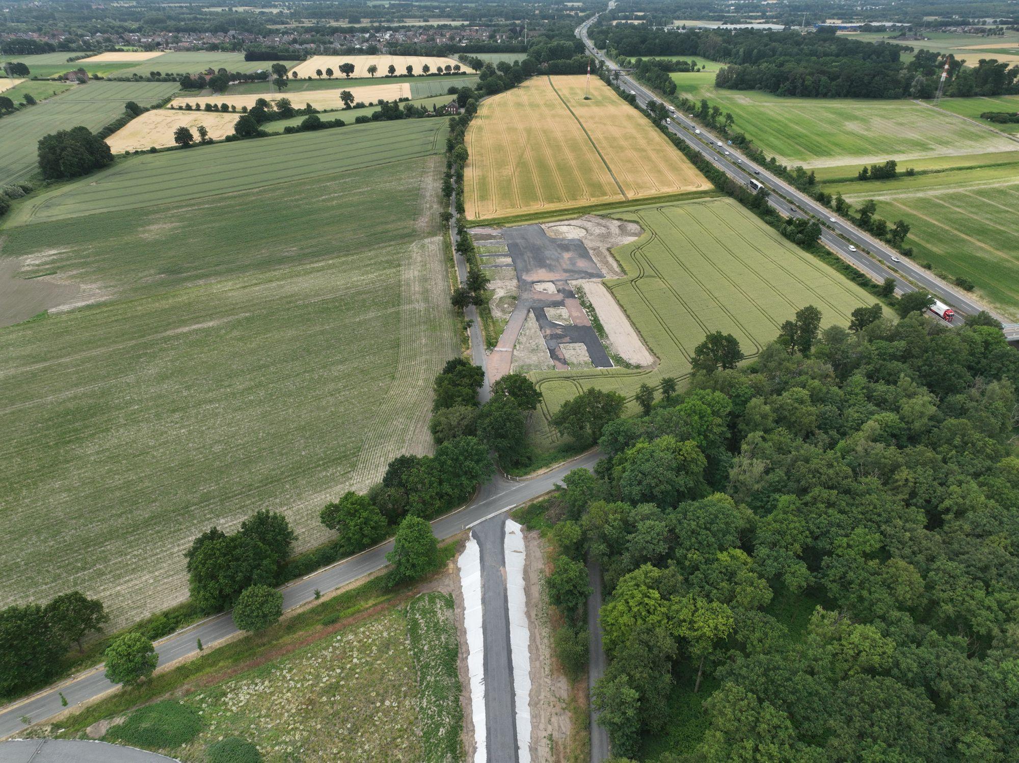 Im unteren Bildbereich ist eine temporäre Rampe zum Transport der Windrad-Elemente zu sehen. Diese führt zum südlichen Teil des Windparks. Nach Aufbau des Windrades wurde die temporäre Rampe wieder zurückgebaut.