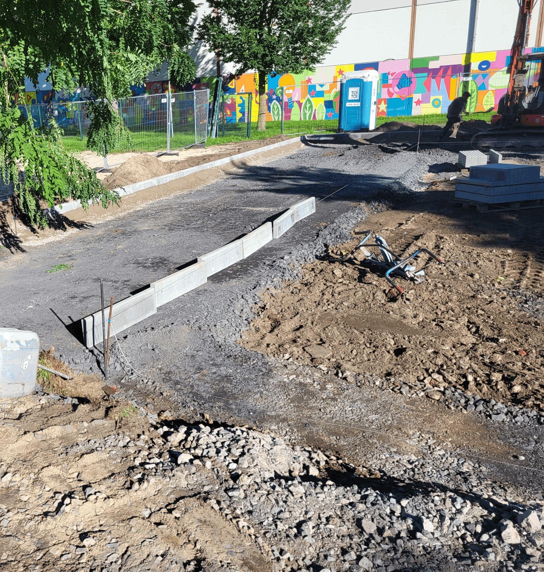 Vorbereitung für die Randsteinsetzung: Wir platzierten die Randsteine im Vorfeld in der Nähe des geplanten Einbauortes, um sie anschließend in Beton zu setzen.